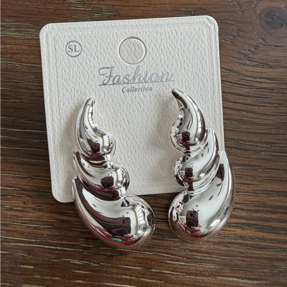 Silver Swirl Earrings  MAKE BUNDLES TO REDUCE PRICE AND SHIPPING 😊
